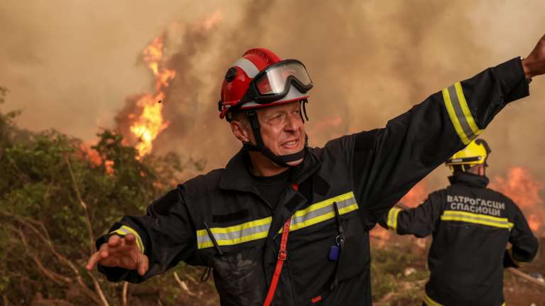 Φωτιά στην Εύβοια: Εφιάλτης οι αναζωπυρώσεις - Εκκενώνεται η Αβγαριά - Τιτάνια μάχη στις Καματριάδες στο μέτωπο προς Ιστιαία