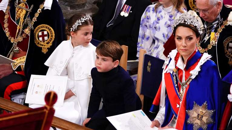 Royal chic mama: Τα έξυπνα και αθόρυβα κόλπα της Κέιτ Μίντλετον για να κρατήσει τα παιδιά σε τάξη στη στέψη