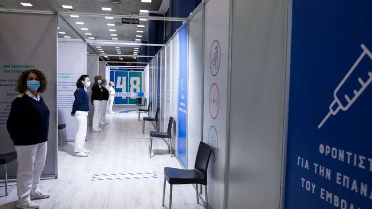 Καλά νέα: Εκτόξευση εμβολιασμών στους νέους από 18 έως 24 ετών - Στοιχεία ανά ημέρα και ανά ηλικία