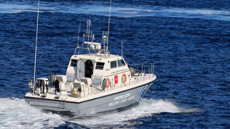 Θρίλερ στη Χίο: Κρατούμενος Τούρκος διακινητής έπεσε στη θάλασσα κατά τη μεταγωγή του - Έρευνες για τον εντοπισμό του