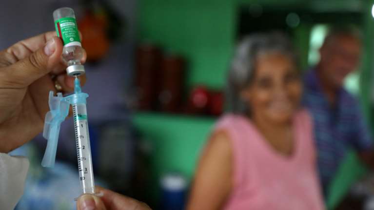 Κορονοϊός: Ανατροπή από τον ΠΟΥ - Ναι στη χορήγηση του εμβολίου της Astrazeneca και στους άνω των 65