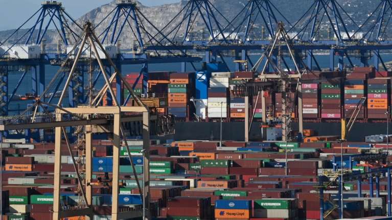 Η κινεζική πρεσβεία αντιδρά και εξαπολύει σφοδρή επίθεση στην Γκίλφοϊλ για το λιμάνι του Πειραιά