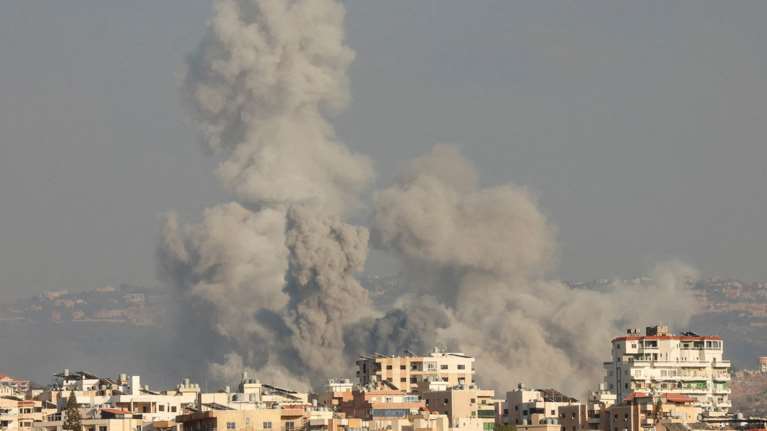 Λίβανος: Το Ισραήλ σφυροκοπά τη Βηρυτό, στους 492 οι νεκροί - Στόχος ο διοικητής της Χεζμπολάχ, Αλί Καρακί - Στέλνουν στρατό οι ΗΠΑ