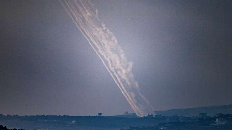 Το Ιράν εκτόξευσε εκατοντάδες πυραύλους προς το Ισραήλ: Στα καταφύγια οι κάτοικοι - Ακούγονται εκρήξεις και σειρήνες