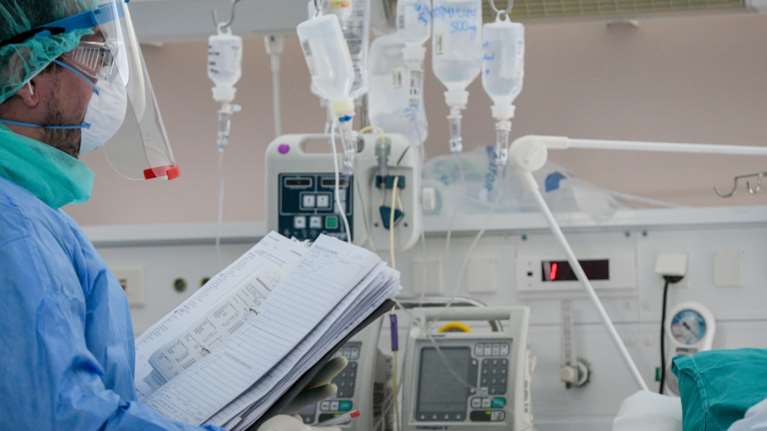 Κορονοϊός: Κοντά στα 3.000 τα κρούσματα και σήμερα…- Ελάχιστα κρεβάτια στις ΜΕΘ