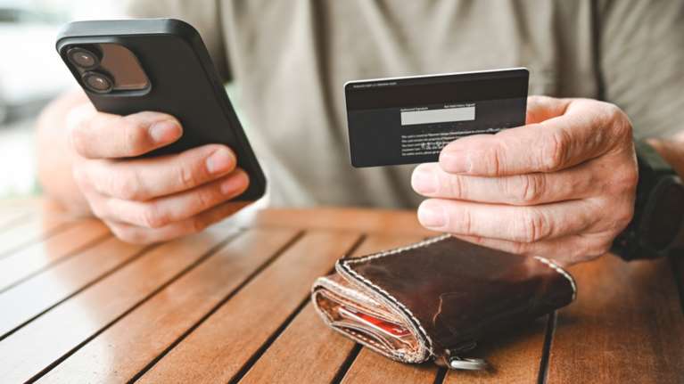 Φθηνότερες προμήθειες και άμεσες μεταφορές χρημάτων - Τι αλλάζει στις χρεώσεις των τραπεζών