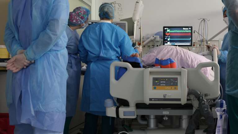 Αρνητές εμβολιασμού δεν δέχονται διασωλήνωση: Προπηλακισμοί και απειλές σε βάρος γιατρών