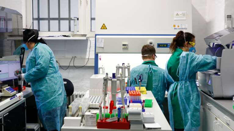 Κορονοϊός: Αρχίζουν τα τεστ κατ’ οίκον την Τετάρτη – Στον δρόμο 500 Κινητές Μονάδες Υγείας