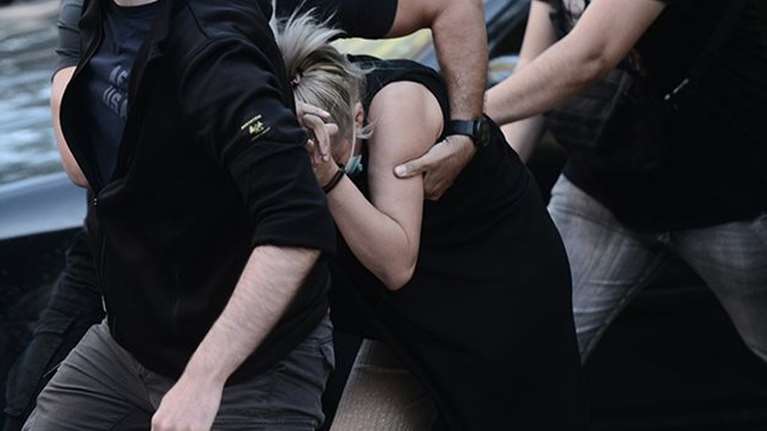 Επίθεση με βιτριόλι: &quot;Κάποια του κολλάει&quot; - Το ανατριχιαστικό ιδιόχειρο σημείωμα της 35χρονης