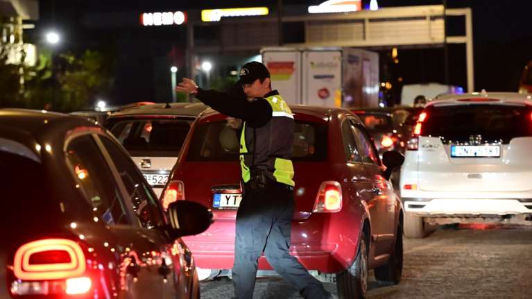 Χριστουγεννιάτικη ταλαιπωρία για τους εκδρομείς: Ουρές χιλιομέτρων στο Σχηματάρι - Live χάρτης με τα μπλόκα