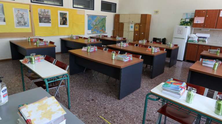 Κλειστά από σήμερα και τα δημοτικά: Πώς θα γίνεται η τηλεκπαίδευση από υπολογιστή και τηλεόραση - Ολα όσα πρέπει να ξέρετε