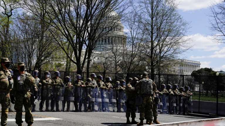 Επίθεση  στο Καπιτώλιο: Νεκροί ένας αστυνομικός και ο οδηγός που έριξε το αυτοκίνητo στη βόρεια πύλη