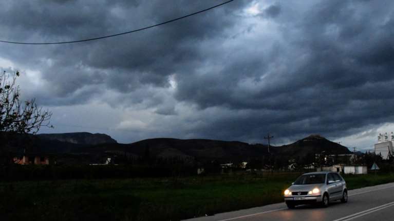 Νέο έκτακτο δελτίο επιδείνωσης του καιρού: Πού αναμένονται καταιγίδες και χιόνια - Βουτιά 8 βαθμών κάνει η θερμοκρασία