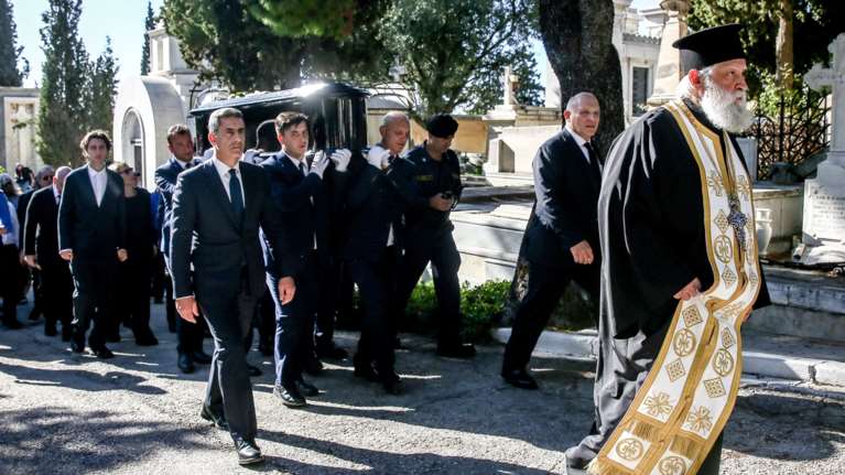 Θλίψη, συγκίνηση και περηφάνια στο τελευταίο αντίο της Ελλάδας στον μεγάλο Διονύση Σαββόπουλο [εικόνες - βίντεο]