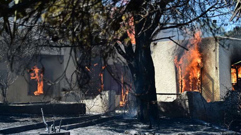 Φωτιά στην Κερατέα: Μάχη σε 4 διαφορετικές εστίες πυρκαγιάς - Εκκενώθηκαν οικισμοί, κάηκαν σπίτια [συνεχής ενημέρωση]