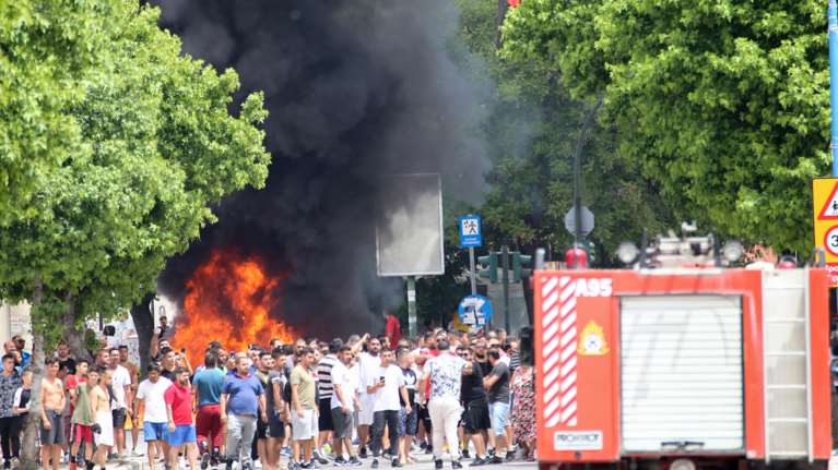 Κορονοϊός - Λάρισα: Ενταση στον οικισμό Ρομά στη Νέα Σμύρνη - Επίθεση στο αυτοκίνητο που μετέφερε Αγοραστό και Καλογιάννη [βίντεο]