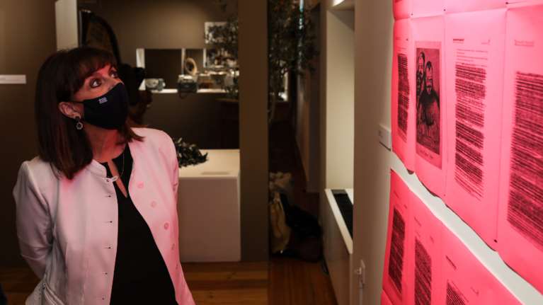 Παραλήρημα της Εστίας σε βάρος της Κατερίνας Σακελλαροπούλου- &quot;Την ενοχλούν τα τσαρούχια των Ευζώνων&quot;