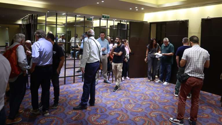 ΣΥΡΙΖΑ: Παρατράγουδα από το ξεκίνημα στην ΚΕ - Επεισόδιο του πατέρα του Παππά με Kasselistas - &quot;Τι είστε εσείς; Πολιτοφύλακες;&quot;