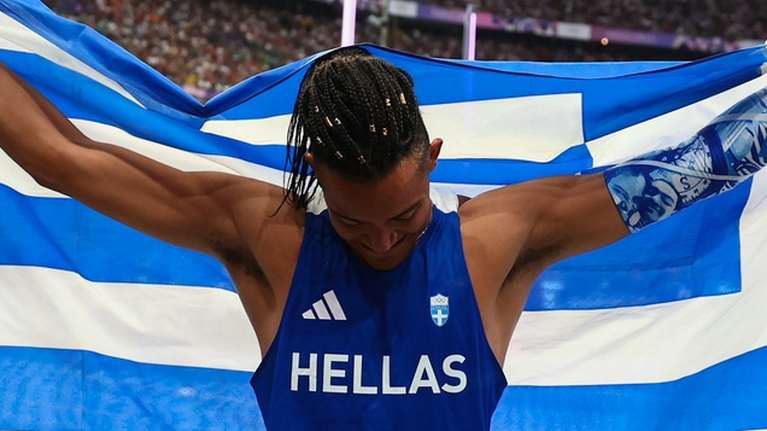 Ανατριχιαστικός Καραλής: &quot;Ο ρατσισμός και η κατάθλιψη με έκαναν αυτό που είμαι&quot; -  Λύγισε με την ελληνική σημαία στους ώμους [εικόνες]