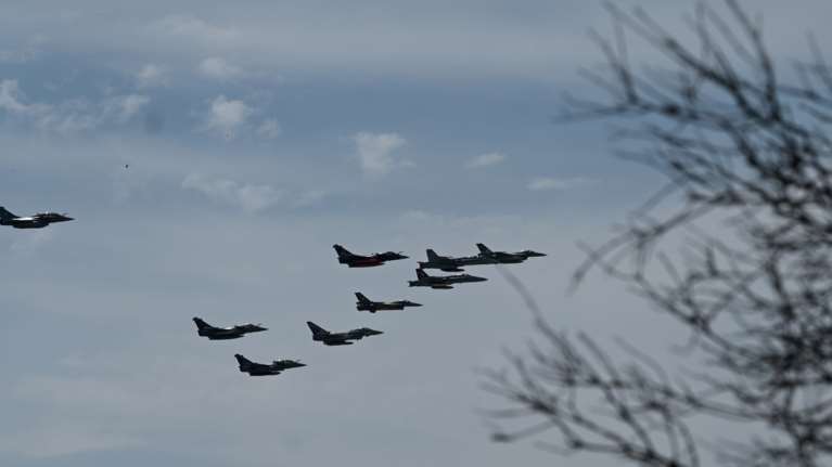 Πτήση θρίλερ πάνω από την Κορινθία: Μαχητικά αεροσκάφη ήρθαν σε απόσταση αναπνοής με ανεμόπτερα