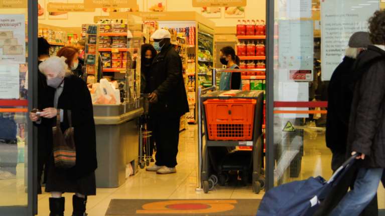 Κυβέρνηση: Τελείως &quot;ακραίο σενάριο&quot; τα rapid test στα σούπερ μάρκετ για τους ανεμβολίαστους