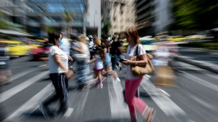 Κορονοϊός: Γιατί μπορεί να φθάσουν τις 30.000 τα ημερήσια κρούσματα τον Ιούλιο - Πότε αναμένεται κορύφωση του 6ου κύματος