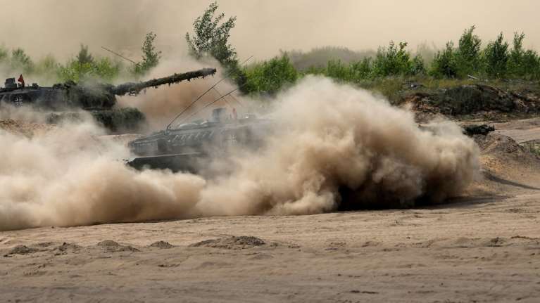 Το ΝΑΤΟ πιέζει τον Μπάιντεν: Έχει έρθει η ώρα να χτυπήσουν οι Ουκρανοί τη Ρωσία με δυτικά όπλα