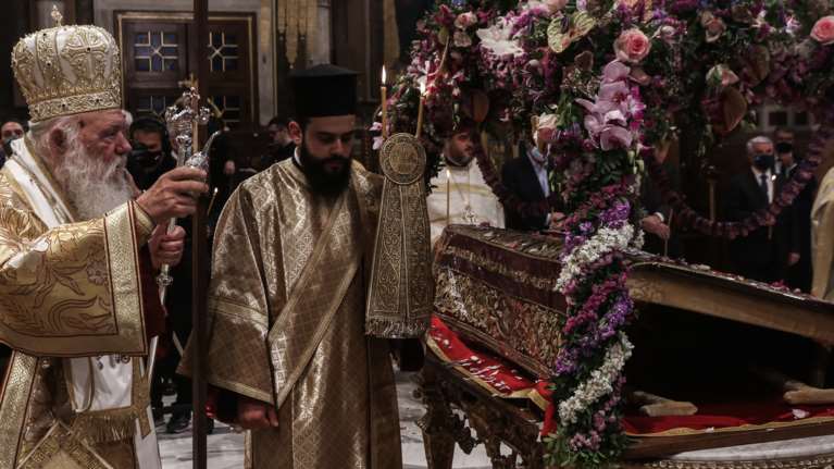 Επιτάφιος με μάσκες και αποστάσεις σε όλη τη χώρα: Έξω από τους ναούς οι περισσότεροι πιστοί