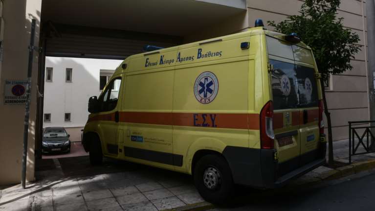 Λουτράκι: 24χρονη δεν πρόλαβε και γέννησε στο προαύλιο του νοσοκομείου