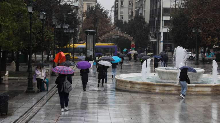 Κακοκαιρία Kristin: Με καταιγίδες, ισχυρούς ανέμους και αφρικανική σκόνη – Βρέχει ήδη στην Αττική