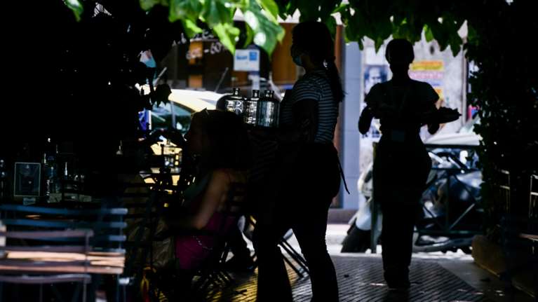 Δημοτικοί υπάλληλοι εκβίαζαν για μίζα: &quot;Νάνσυ μου, δεν γίνεται να δίνουμε 16.000 ευρώ και να μας κλείνουν δύο ημέρες&quot;