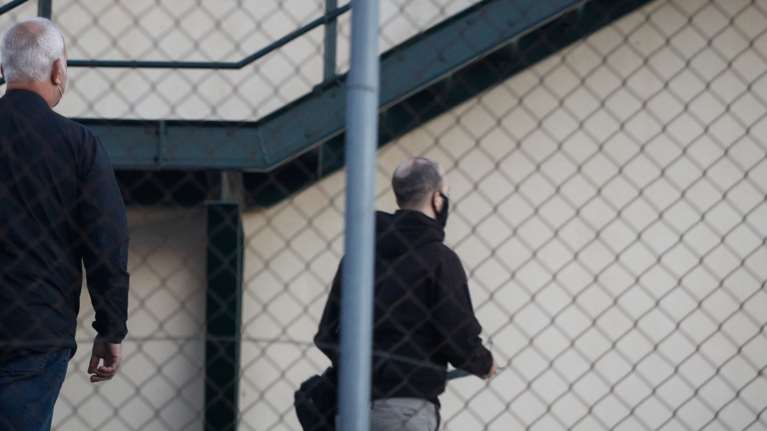 Δολοφονική επίθεση στα Καλύβια: Ανδρας νεκρός στο πάρκινγκ του Κέντρου Υγείας