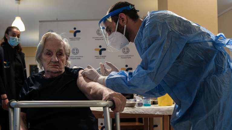 Ξεκινά τη Δευτέρα ο εμβολιασμός για τα άτομα άνω των 85 ετών - SMS με οδηγίες για το πού θα γίνει