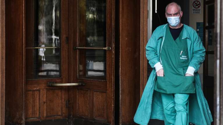 "Καμπανάκι" Τζανάκη: Έρχεται τσουνάμι γρίπης - Έως και 100.000 κρούσματα καθημερινά τον Ιανουάριο