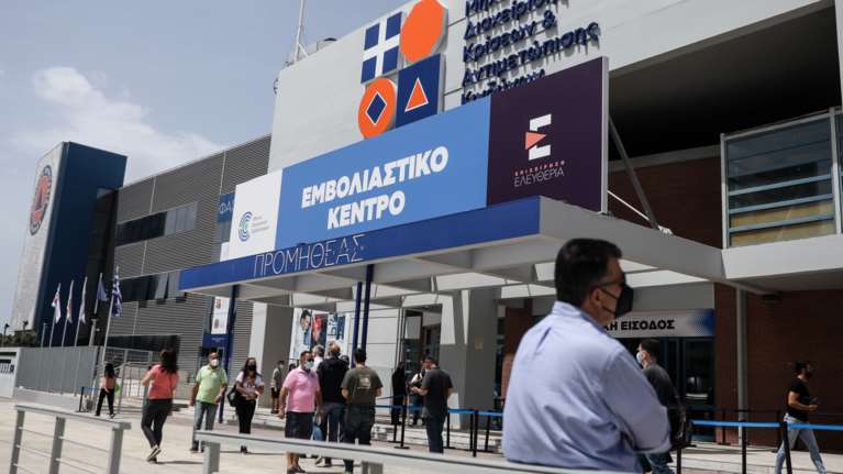 Υποχρεωτικός εμβολιασμός: Κατατέθηκε η τροπολογία - Αναστολή εργασίας ανεμβολίαστων - Δεν προβλέπονται απολύσεις