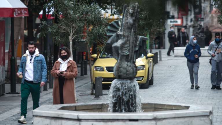 Πώς φθάσαμε στο κλείσιμο των σχολείων και στο νέο lockdown - Οι αριθμοί που τρόμαξαν τους λοιμωξιολόγους