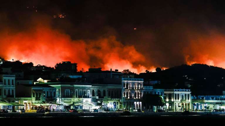 Φωτιά στη Χίο: Ολονύκτια μάχη με τις φλόγες - Νέο 112 για εκκένωση Βερβεράτου και Ζυφιά - Αγωνία για τα Μαστιχοχώρια [εικόνες - βίντεο]