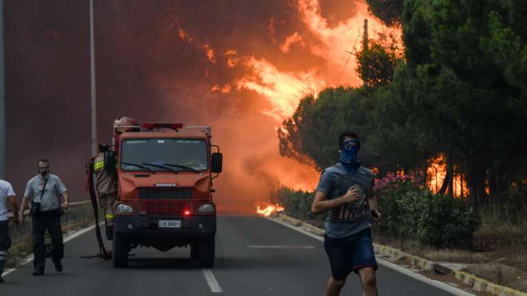 Τραγωδία στο Μάτι: Γροθιά στο στομάχι το πόρισμα του ανακριτή - &quot;Παρακολουθούσαν αμέτοχοι σαν τον Ξέρξη&quot;