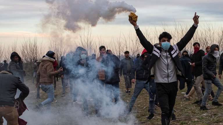 &quot;Χημικός πόλεμος&quot; στον Έβρο. Οι Τούρκοι δέρνουν τους μετανάστες που επιστρέφουν