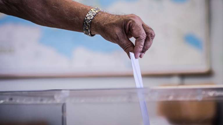 Δημοσκόπηση Opinion Poll: Μπροστά με 23,1 μονάδες η ΝΔ, σταθερά δεύτερο το ΠΑΣΟΚ - Κατά του γάμου των ομόφυλων το 53,3%