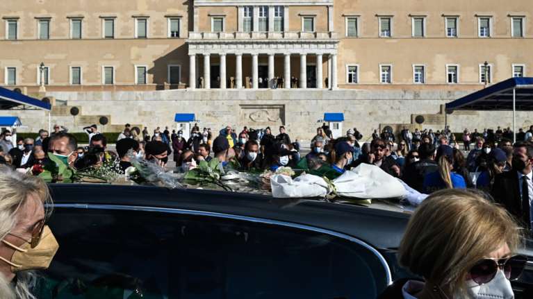 Η πομπή με τη σορό της Φώφης Γεννηματά έφθασε έξω από τη Βουλή