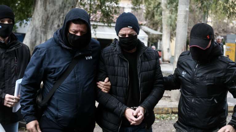 Στην ανακρίτρια με χειροπέδες ο Δημήτρης Λιγνάδης [Εικόνες - Βίντεο]