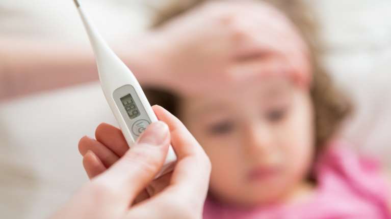 &quot;Θερίζουν&quot; οι λοιμώξεις: Αυξημένα και τα κρούσματα κορονοϊού - Τι πρέπει να προσέξουν οι γονείς στις γιορτές [βίντεο]