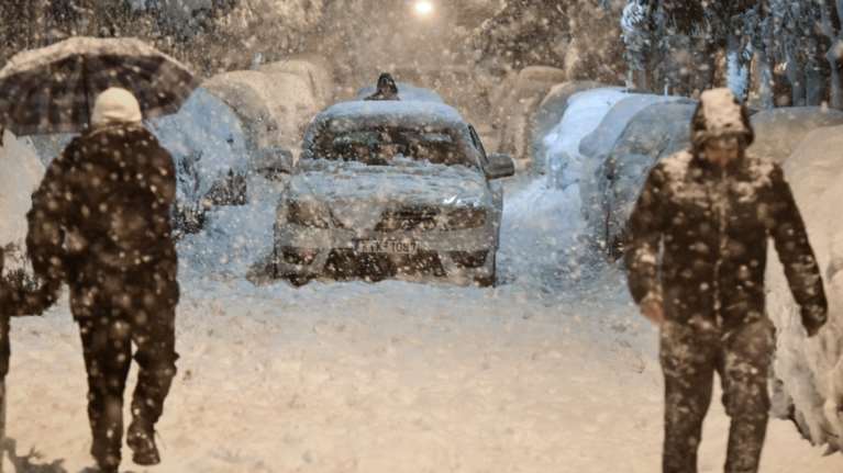 Κακοκαιρία &quot;Ελπίς&quot;: Δύσκολη νύχτα για την Αττική - Στο έλεος του χιονιά μέχρι το πρωί [Εικόνες - Βίντεο]