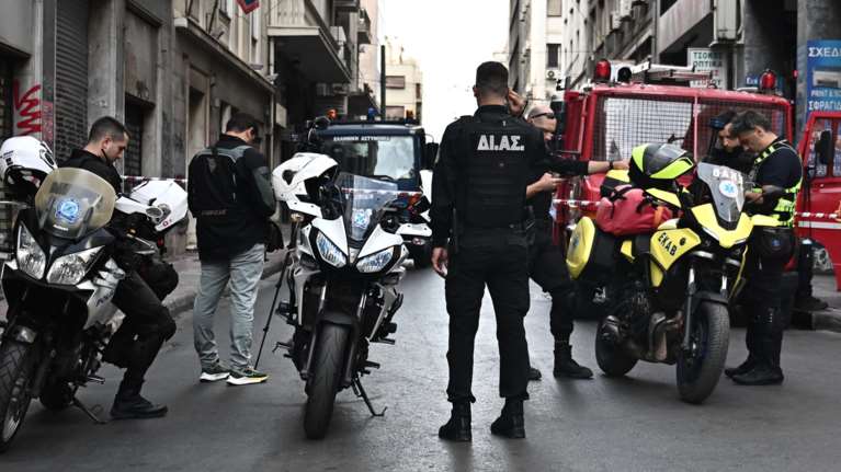 Συναγερμός στο κέντρο της Αθήνας: Εκρηκτική ύλη και όπλο σε ΙΧ που επέβαινε ζευγάρι - Κλειστή η οδός Σωκράτους [εικόνες-βίντεο]