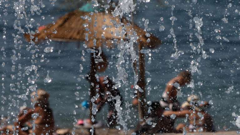 Συνεχίζεται ο καύσωνας: Πότε θα κορυφωθεί, οι περιοχές που βρίσκονται στο &quot;κόκκινο&quot; - Οδηγίες προστασίας