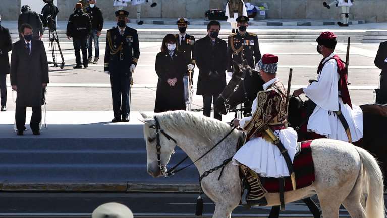 200 χρόνια από το 1821: Τα στιγμιότυπα που δεν θα ξεχάσουμε - Τα δάκρυα της Προέδρου και του Καρόλου, οι έφιπποι και τα κανόνια