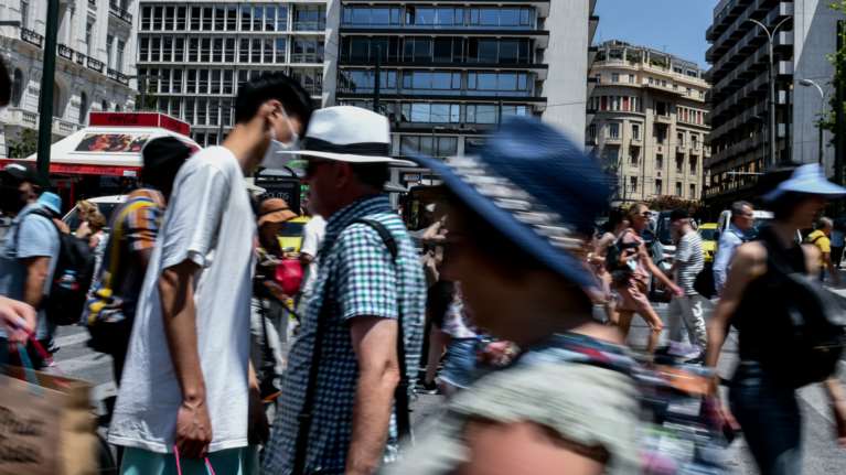 Δεν τρομάζουν οι ειδικοί με τις 25.000 κρούσματα - Γιατί δεν εισηγούνται να γίνουν πάλι υποχρεωτικές οι μάσκες