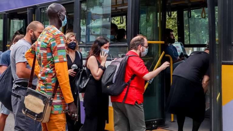 Κορονοϊός: Πέφτουν τα νέα κρούσματα - Μειώθηκαν στα 549, 13 θάνατοι και 330 διασωληνωμένοι