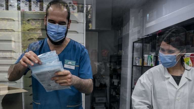 Self tests: Υποχρεωτικά από σήμερα σε όλο τον ιδιωτικό τομέα - Πώς δηλώνουμε το αποτέλεσμα